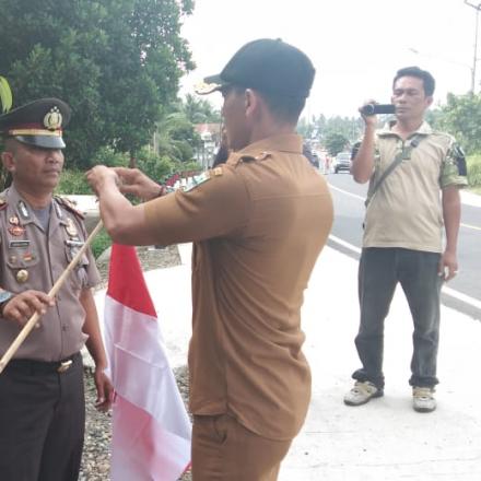 WALI NAGARI KAPALO KOTO DAN POLSEK NAN SABARIS BAGI BENDERA MERAH PUTIH